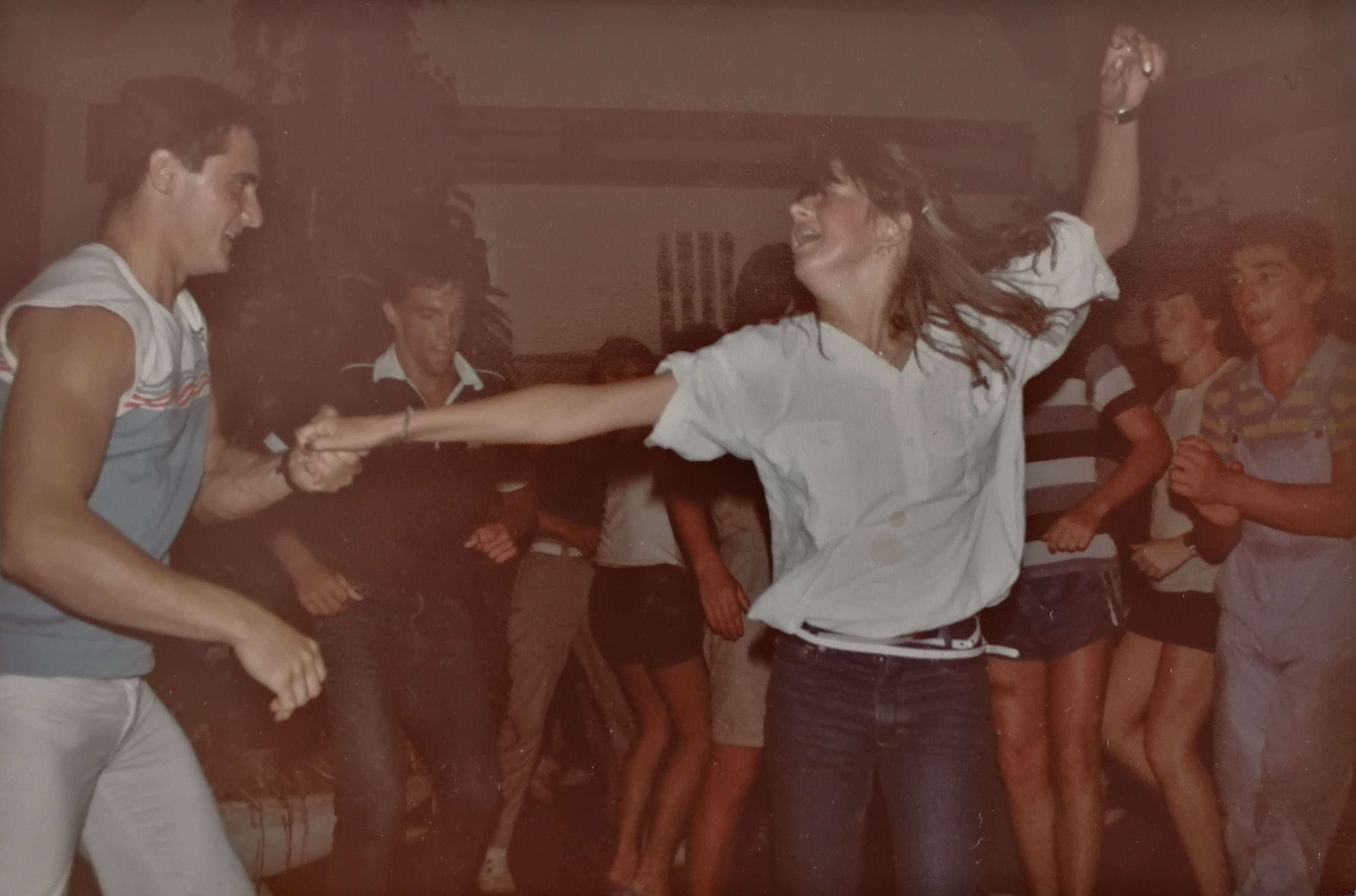 Jean dansant le rock en soirée